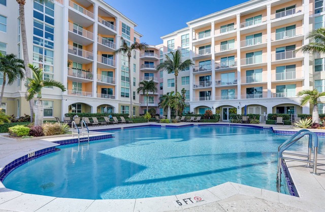 Lantana Condo w/ Balcony: 11 Mi to Palm Beach!