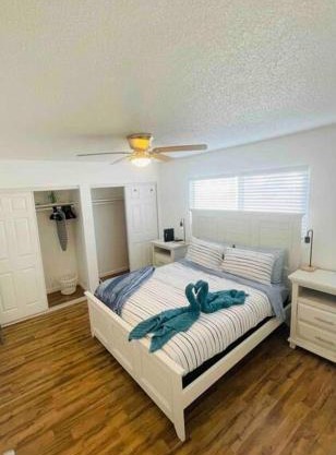 Large 1 Bdr steps to Beach + Parking (Catalina)