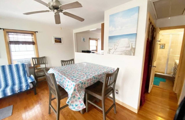 Large 2BD cottage 10 min to Pier & Beach Pets ok