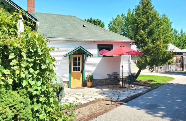 Large 2Bed/1Bath Country House - 3.6 Miles Traverse City Horse Show / Gold Cup