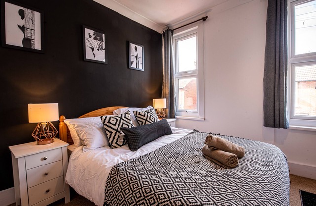 Large 3 Bed House with Garden / Parking