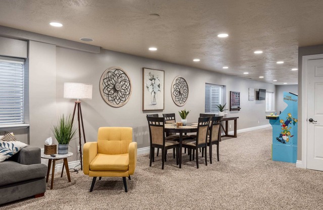 Large 3 Queen Suite Near SLC & Airport