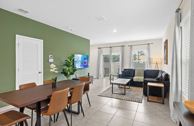 Large 3BR Townhome/ Pool/Gym/Close to Beach