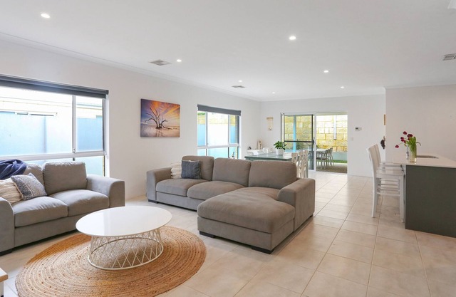 Large 4brm Family Home short walk to Avalon Beach