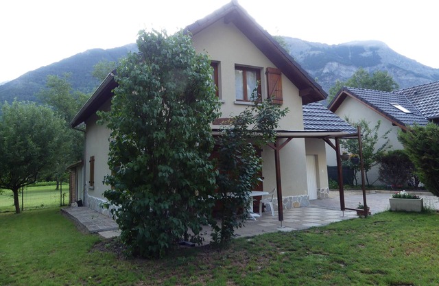 gran chalet de 5 dormitorios con jardín