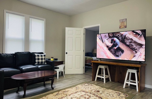 Large 5BR Home- Near Hall of Fame -Sleeps 13 -Big Yard & Parking