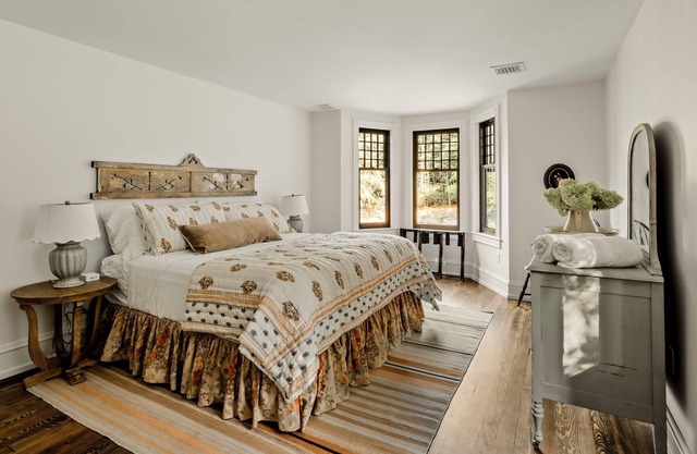 Large 6 bedroom, 6.5 bath restored Victorian home at Indiandale Springs