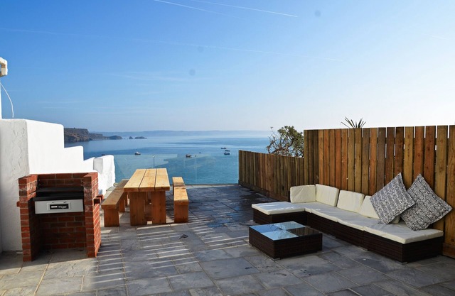 Amplia casa de 6 habitaciones. Vistas ininterrumpidas al mar, perfectas para la ciudad y las playas.