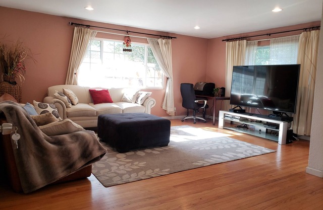 Large 6 Bedrooms 2 Baths Home On a Huge Lot