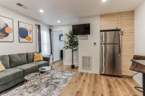 Large and Cozy Center City 1BR