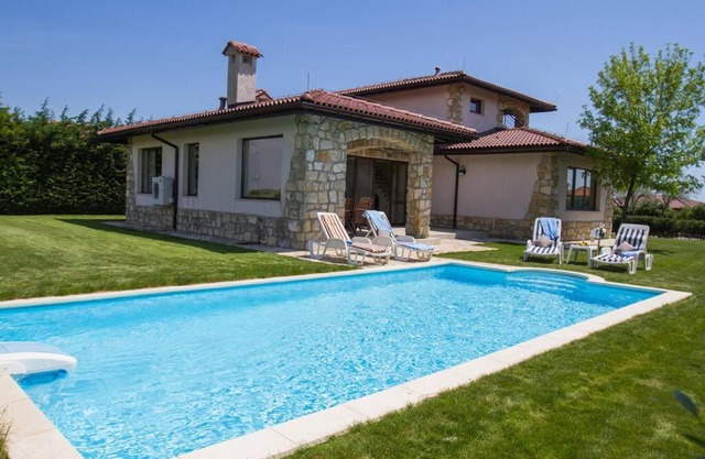 Large and luminous private villa, with pool.