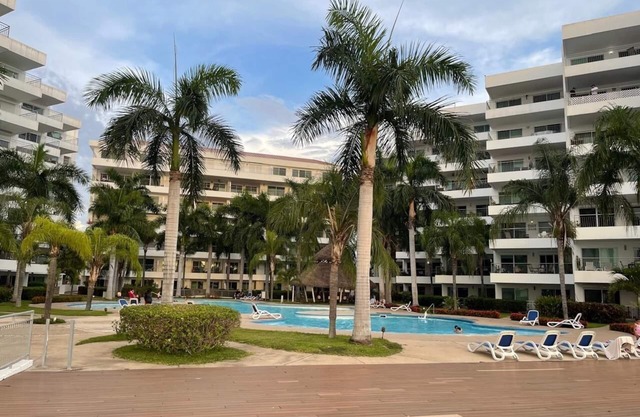 Esto es grande y moderno condominio bellamente decorado en la hermosa Marina Marco
