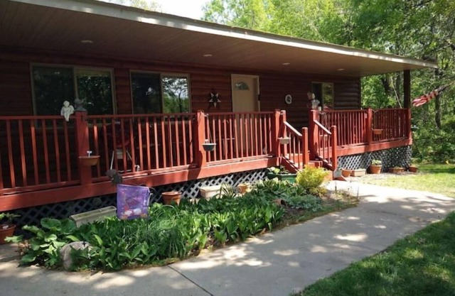 Large cabin close to Crosslake tucked away in the woods