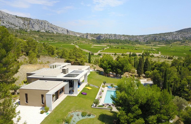 Gran villa contemporánea con piscina.