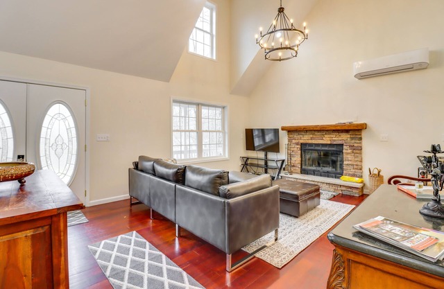 Casa aislada del lago Pocono w / Large Deck & Fire Pit