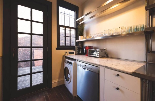 Large | European Charm | Balcony | Hosted StayRafa