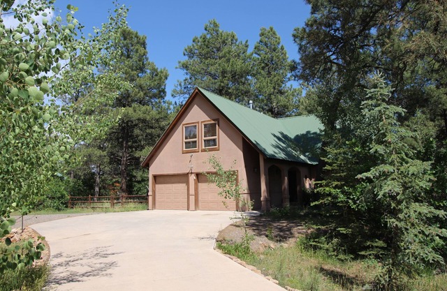 Gran casa familiar en los árboles con sauna y bañera de hidromasaje.