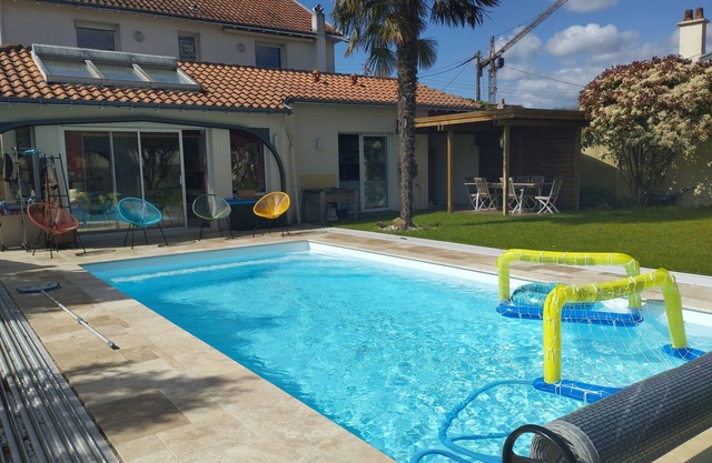 Large family home 245m² near Nantes with heated indoor pool