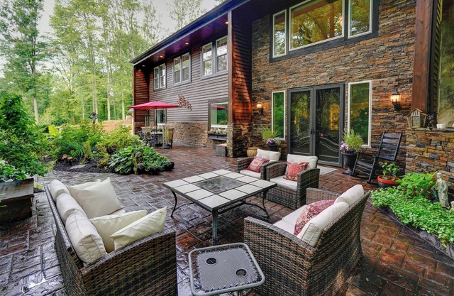 Large Family Home w/ Patios, Gas Grill + Fire Pit!