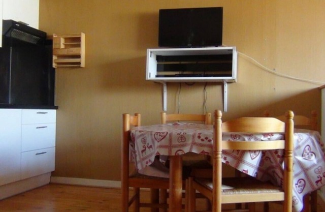 Amplio estudio en el 1er piso de un edificio tranquilo muy bien ubicado