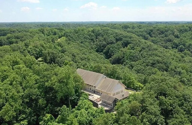 Mountain views 15 miles from Louisville. Sleeps 20