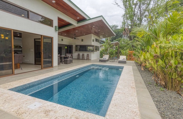 Alquiler de grupos grandes: ¡2 casas nuevas al lado de la playa, bares, restaurantes!