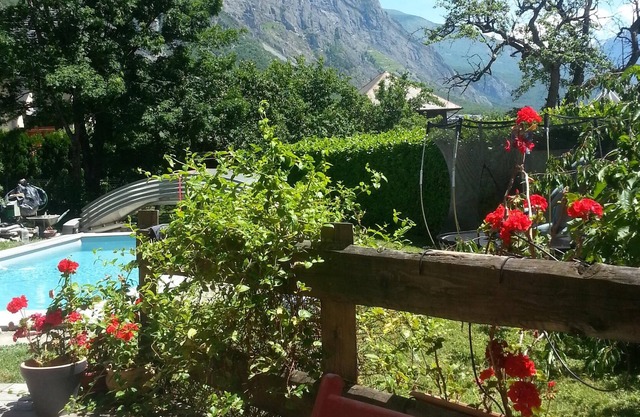 Gran casa con piscina en el corazón de los Alpes.