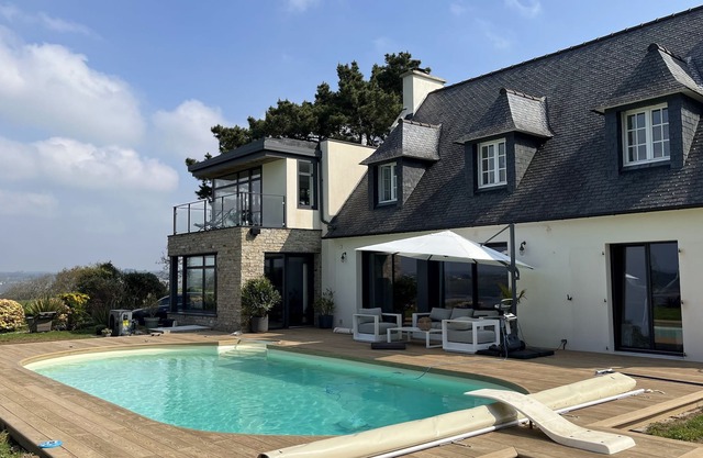 Casa grande, 5 ch. 2 baños, piscina climatizada y vistas al mar, familia ideal + niños