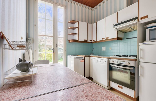 Large house for 11 with garden - 70m from the beach