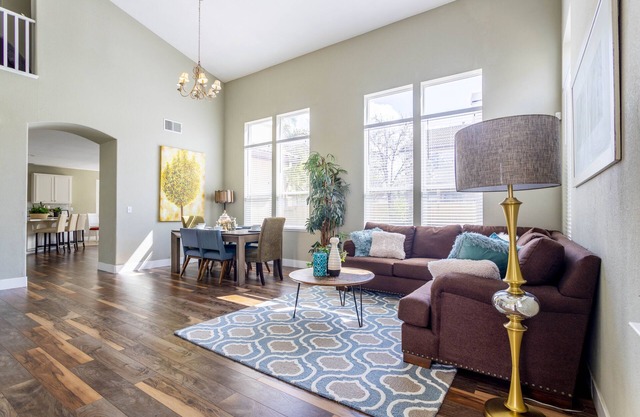 Casa grande en un nuevo vecindario seguro, perfecto para una gran reunión