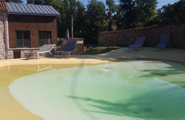 "Amplia Casa Rural con Piscina Privada y Jardín en un Entorno Tranquilo en Croizet-sur-Gand"