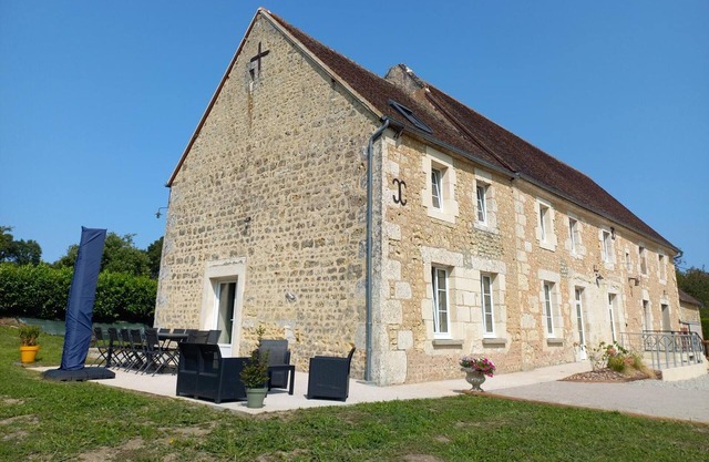 Gran casa rural, ideal para grupos, equipada con todas las comodidades, en entorno natural.