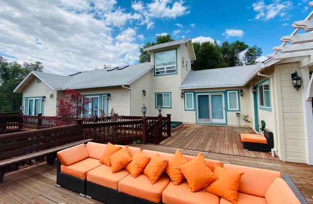 Large Lake Retreat - 7000 sqft - 5 min to lake beach!