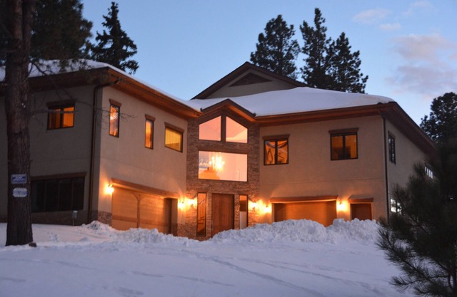 Cabina de lujo de 5 dormitorios en el campo de golf, capacidad para 19 personas con bañera de hidromasaje y pozo de fuego