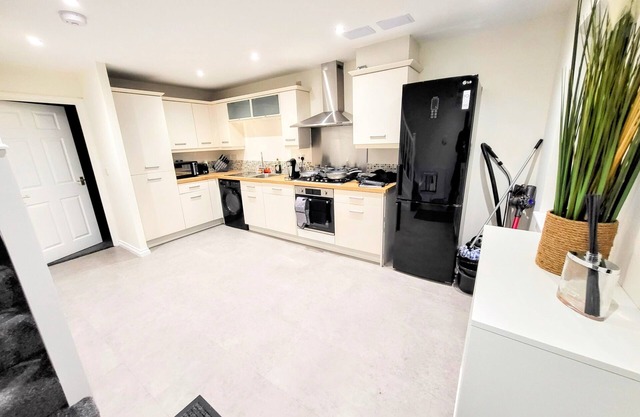 Large Modern House with Parking