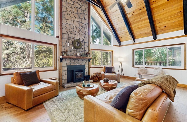 Large Mountain Chalet with Spa, Wet Bar, Home Gym, Decks, Near Lake