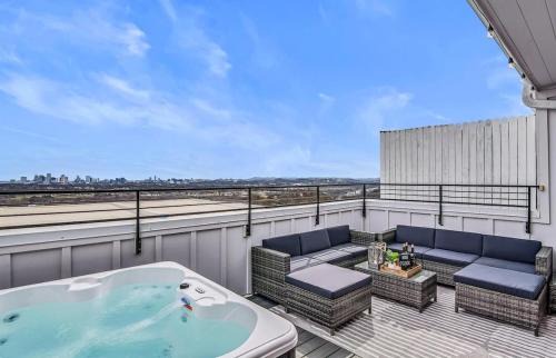 Large Nashville Home Rooftop Hot Tub & City View