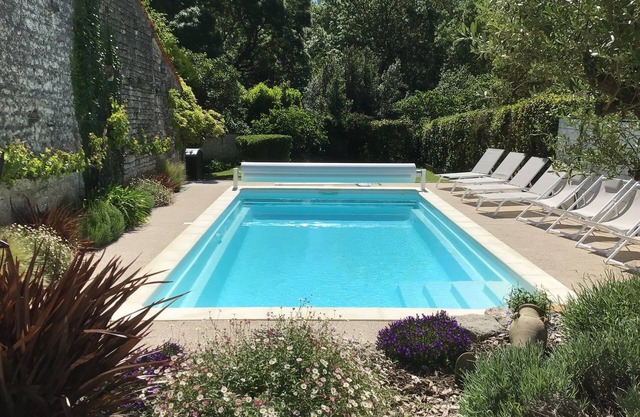 Large, quiet gîte, swimming pool, table tennis, table soccer