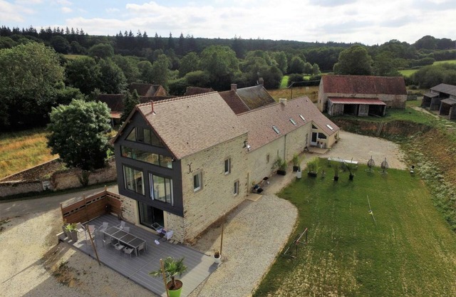 Casa rural con vista al lago, ideal para grupos grandes con todas las comodidades y actividades exteriores.