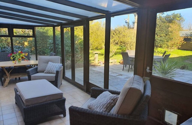 Large & Spacious with Games Room, bungalow nr Bude