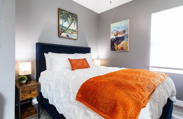 Large-Studio-Balcony-Desk-A/C-Full-Kitchen