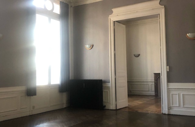 T3 GRANDE EN EL APARCAMIENTO DE ROUEN