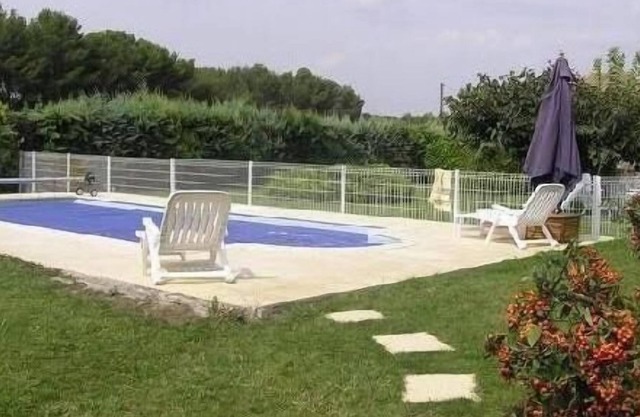 Gran chalet en una piscina tranquila vallada recepción carpa trampolín VideoPro bicicleta