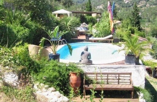 Gran chalet en medio de una exuberante vegetación