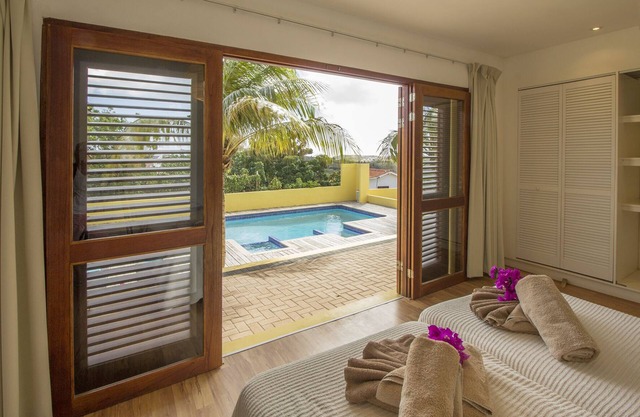 ¡Gran villa con piscina privada y una vista impresionante sobre el agua española!