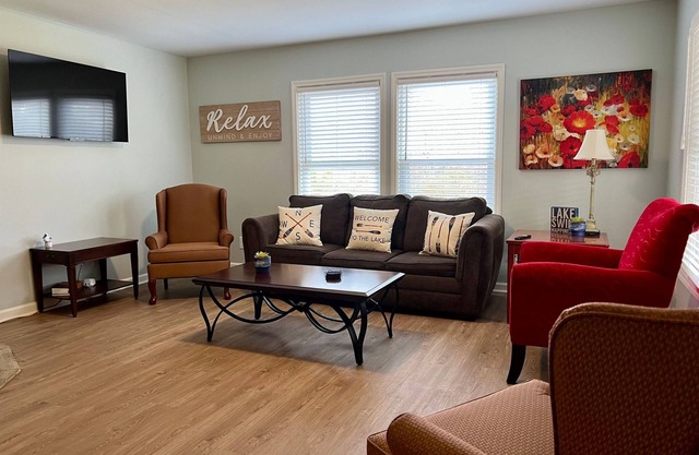 Large yard and patio, lake view, hi speed WiFi, 2