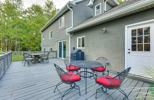 Large Yard w/ Pond: Family Retreat in New Albany!