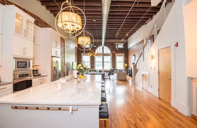 Largest Rooftop w Firepit - Vaulted LUXE Penthouse