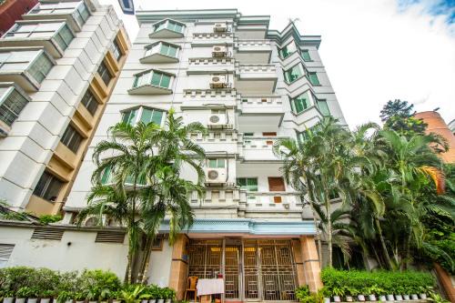 Laurel Lakefront Hotel