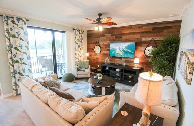 Lavish 2 BR lakefront condo with golf course views | Lakewood Ranch - Endless View